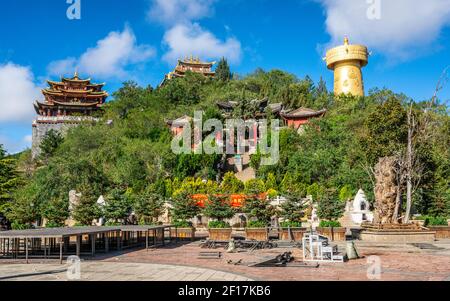 Shangrila , 8. Oktober 2020 : Guishan Dafo Tempel mit dem riesigen tibetisch-buddhistischen Gebetsrad im Guishan Park in der Dukezong Altstadt in Shangri-La Yunna Stockfoto