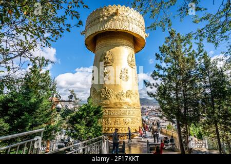 Shangrila , 8. Oktober 2020 : riesiges tibetisch-buddhistisches Gebetsrad des Guishan Dafo-Tempels und der Blick auf die Menschen in der Altstadt von Dukezong in Shangri-La Yunnan Chin Stockfoto