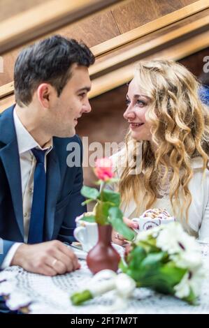 Frisch verheiratetes Paar im Café Stockfoto