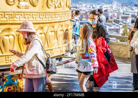 Shangrila China , 8. Oktober 2020 : Chinesische Touristen drehen das riesige tibetisch-buddhistische Gebetsrad des Dafo-Tempels in der Dukezong Altstadt in Shangri-La Stockfoto