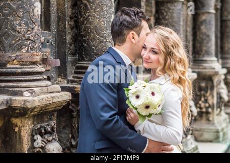 Brautpaar schlendert durch die Stadt Stockfoto