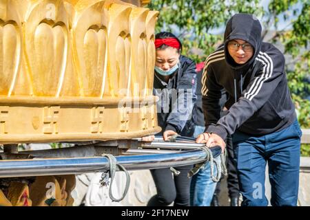 Shangrila China , 8. Oktober 2020 : Chinesischer Tourist, der das riesige tibetisch-buddhistische Gebetsrad des Dafo-Tempels in Shangri-La Yunnan Chi dreht Stockfoto