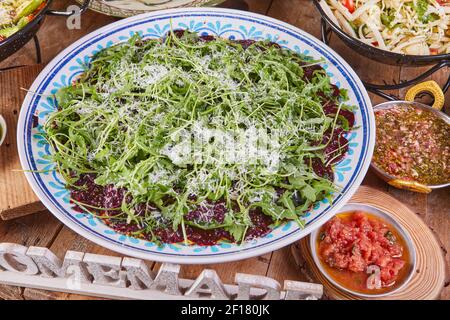 Buffet mit einer großen Auswahl an Gemüsegerichten und Salaten, gesunde Speisen Stockfoto