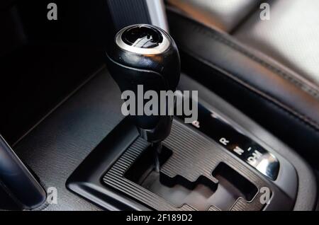 Automatikgetriebe Stick im modernen Sportwagen. Stockfoto