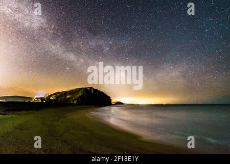 West Bay, Dorset, Großbritannien. 8th. März 2021. Wetter in Großbritannien. Die Sterne der Milchstraße steigen in den klaren Nachthimmel über dem Strand und den Klippen von West Bay in Dorset in einer kalten frostigen Nacht auf. Bild: Graham Hunt/Alamy Live News Stockfoto