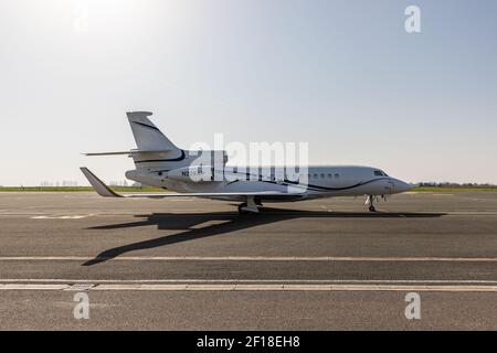 Dassault Falcon 7X am Flughafen Biarritz, Frankreich, an einem sonnigen Tag. Stockfoto