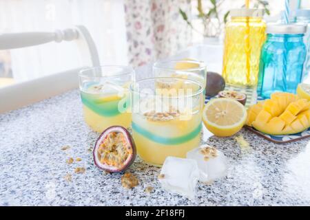 Farbenfroher Cocktail mit Passionsfrucht Stockfoto