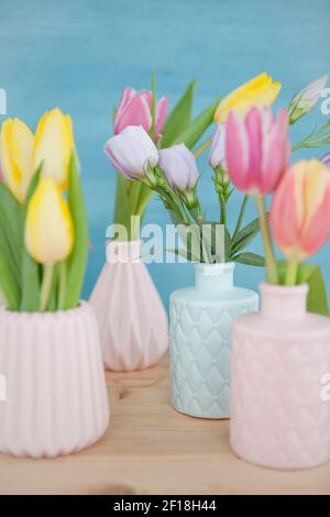 Bunte Frühlingsblumen in kleinen Vasen Stockfoto