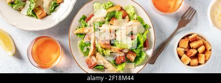 Caesar Salatpanorama mit Wein und Croutons, das klassische Rezept mit gegrilltem Huhn und Parmesan Stockfoto