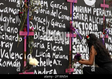 MEXIKO-STADT, MEXIKO - MÄRZ 7: Eine Frau nimmt an einer Performance feministischer Gruppen Teil, um Namen von Opfern von Frauenmorden zu schreiben und Blumen aus Protest gegen geschlechtliche Gewalt zu platzieren, im Rahmen der Proteste des Internationalen Frauentags im Nationalpalast am 7. März 2021 in Mexiko-Stadt, Mexiko. Foto von Luis Barron/Eyepix/ABACAPRESS.COM Stockfoto