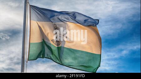 Im wolkigen Himmel winkende Flagge Stockfoto