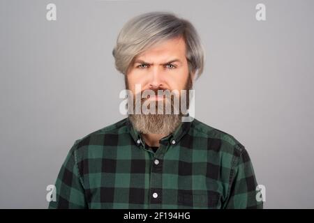 Bärtiger Mann im Friseurladen. Schönes männliches Porträt. Hipster mit langem Bart und Schnurrbart. Stockfoto