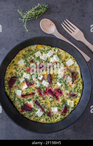 Gemüsefrittata mit Rote Bete, Feta-Käse und Kräutern Stockfoto