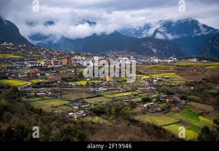 Gongshan. März 2021, 7th. Das Foto vom 7. März 2021 zeigt die Landschaft der Gemeinde Bingzhongluo in der Autonomen Präfektur Lisu in Nujiang, südwestlich der Provinz Yunnan in China. Quelle: Chen Xinbo/Xinhua/Alamy Live News Stockfoto