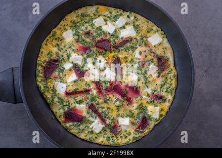 Gemüsefrittata mit Rote Bete, Feta-Käse und Kräutern Stockfoto