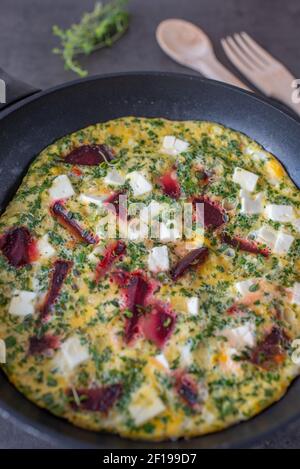 Gemüsefrittata mit Rote Bete, Feta-Käse und Kräutern Stockfoto