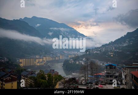 Gongshan. März 2021, 7th. Das Foto vom 7. März 2021 zeigt einen Blick auf den Landkreis Fugong entlang des Flusses Nujiang in der Autonomen Präfektur Lisu in Nujiang, südwestlich der Provinz Yunnan in China. Quelle: Chen Xinbo/Xinhua/Alamy Live News Stockfoto