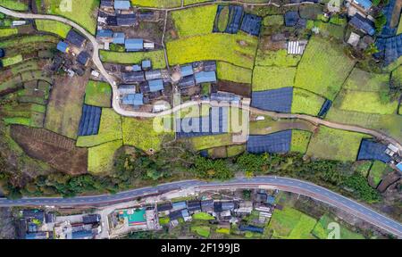 Gongshan. März 2021, 7th. Luftaufnahme vom 7. März 2021 zeigt einen Blick auf ein Dorf im Nujiang-Tal in der südwestlichen chinesischen Provinz Yunnan. Quelle: Chen Xinbo/Xinhua/Alamy Live News Stockfoto