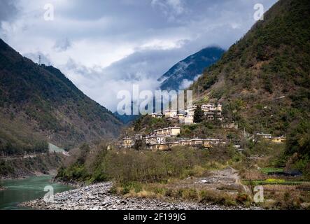 Gongshan. März 2021, 7th. Das Foto vom 7. März 2021 zeigt einen Umzugsort in der Nähe des Flusses Nujiang in der Provinz Yunnan im Südwesten Chinas. Quelle: Chen Xinbo/Xinhua/Alamy Live News Stockfoto