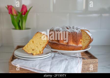 Typisch deutscher Mohn Pflaume Gugelhupf Kuchen auf einem Tisch Stockfoto