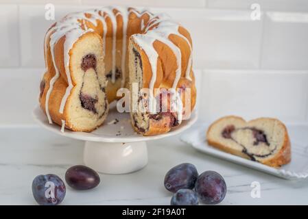 Typisch deutscher Mohn Pflaume Gugelhupf Kuchen auf einem Tisch Stockfoto
