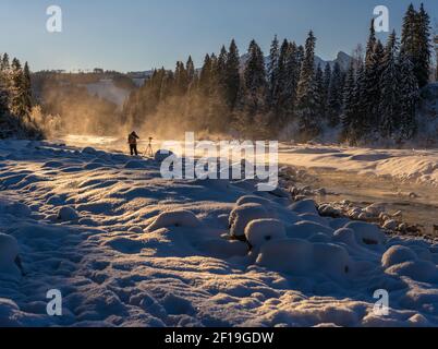 Alpenfluss an einem extrem kalten Wintermorgen Stockfoto