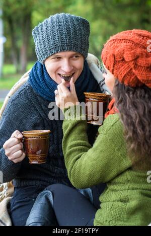 Ein Paar in der Liebe trinkt Kaffee Stockfoto