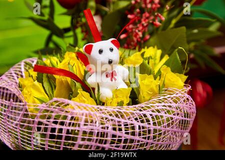 Teddy weißen Bären mit gelben Rosenblüten Stockfoto