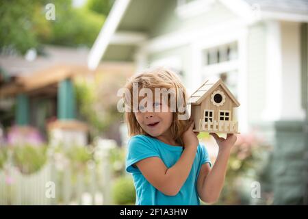 Boy Home Schutz Versicherungskonzept, Hauspflege in Kinderhände. Nadelarbeit oder diy-Projektkonzept. Stockfoto