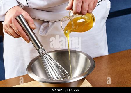 Nahaufnahme von Gießen Honig aus Krug in Glas Stockfoto
