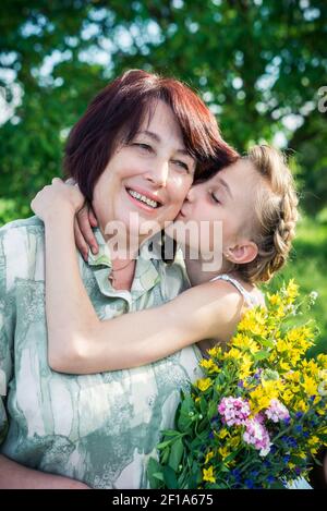 Porträt der Großmutter und Enkelin Stockfoto