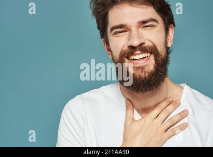 Glücklich Mann Freude Freude Emotionen blauen Hintergrund dicken Bart Stockfoto