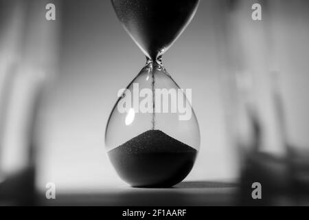 Schwarzweiß-Foto der Sanduhr Nahaufnahme Stockfoto