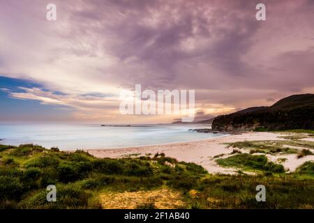 Wolkiger Himmel und hübscher Strand im Murramarang Nationalpark Stockfoto