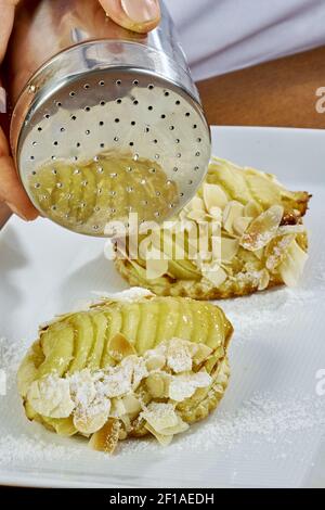 Käsekuchen zum Backen mit Nüssen und Puderzucker dekorieren Serie voll Kochen Lebensmittel Rezepte Stockfoto