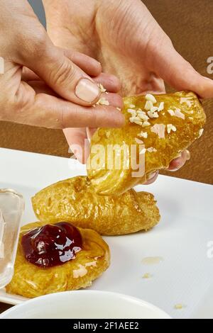 Käsekuchen zum Backen mit Nüssen und Puderzucker dekorieren Serie voll Kochen Lebensmittel Rezepte Stockfoto