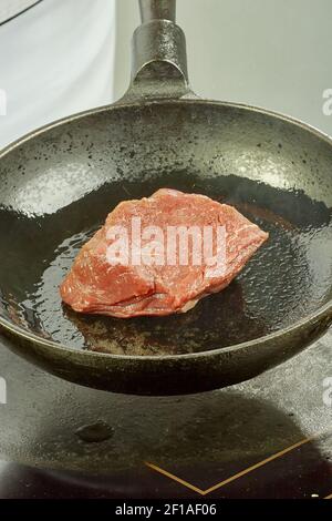 Braten Fleisch in einer Pfanne Serie voller Kochen Rezepte Stockfoto