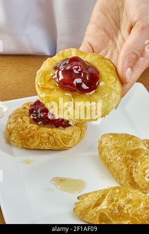 Cook Bürste schmiert Käsekuchen Serie voll Kochen Lebensmittel Rezepte Stockfoto