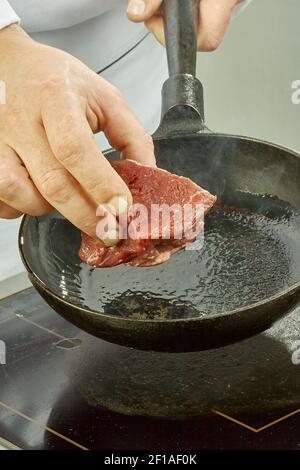 Braten Fleisch in einer Pfanne Serie voller Kochen Rezepte Stockfoto