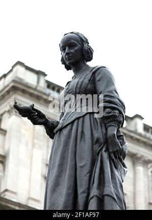 Statue der Florence Nightingale, Teil des Guards Crimean war Memorial, am Waterloo Place, St James's, London. Bilddatum: Donnerstag, 4. März 2021. Stockfoto