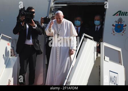 Bagdad, Irak. März 2021, 08th. Papst Franziskus verabschiedet sich von Iraks Präsident Barham Saleh, bevor er sein Flugzeug Alitalia Airbus A330 besteigen wird, als er am internationalen Flughafen Bagdad abfliegt und seinen viertägigen Besuch im Irak abschließt. Quelle: Ameer Al Mohammedaw/dpa/Alamy Live News Stockfoto