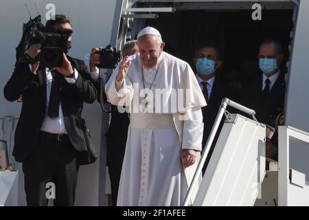 Bagdad, Irak. März 2021, 08th. Papst Franziskus verabschiedet sich von Iraks Präsident Barham Saleh, bevor er sein Flugzeug Alitalia Airbus A330 besteigen wird, als er am internationalen Flughafen Bagdad abfliegt und seinen viertägigen Besuch im Irak abschließt. Quelle: Ameer Al Mohammedaw/dpa/Alamy Live News Stockfoto