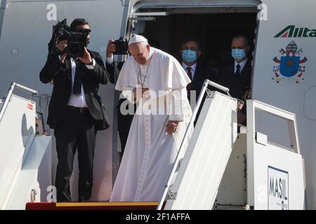 Bagdad, Irak. März 2021, 08th. Papst Franziskus verneigt sich zum Abschied vor dem irakischen Präsidenten Barham Saleh, bevor er sein Flugzeug Alitalia Airbus A330 bestiegen hat, als er vom internationalen Flughafen Bagdad abfliegt und seinen viertägigen Besuch im Irak abschließt. Quelle: Ameer Al Mohammedaw/dpa/Alamy Live News Stockfoto