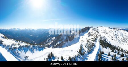 Hochkar in den Göstlinger Alpen von Niederösterreich, Luftaufnahme zum Skigebiet bei perfektem Winterskiwetter und Bedingungen. Stockfoto