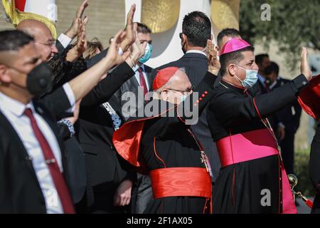 Bagdad, Irak. März 2021, 08th. Iraks Präsident Barham Saleh (L) und hochrangige katholische Geistliche winken Papst Franziskus bei seiner Abschiedzeremonie auf dem Internationalen Flughafen Bagdad zu. Quelle: Ameer Al Mohammedaw/dpa/Alamy Live News Stockfoto