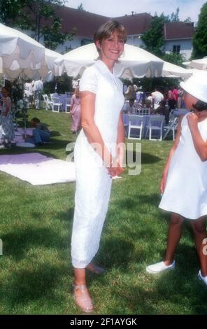 Los Angeles, California, USA 11th. Mai 1996 Sängerin Olivia Newton-John und Tochter Chloe Rose Lattanzi besuchen Picnic on the Green to Benefit CHEC (Commonwealth Human Ecology Council) am 11. Mai 1996 in Los Angeles, Kalifornien, USA. Foto von Barry King/Alamy Stockfoto Stockfoto