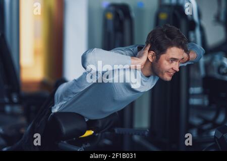 Erwachsener Mann, der in einem Fitnessstudio trainieren kann Stockfoto