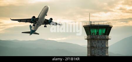 Ein Flugzeug, das am Flughafen vor dem Hintergrund landet Sonnenuntergang Stockfoto