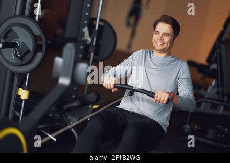 Erwachsener Mann, der in einem Fitnessstudio trainieren kann Stockfoto