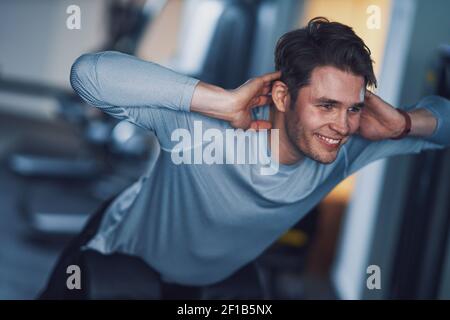 Erwachsener Mann, der in einem Fitnessstudio trainieren kann Stockfoto